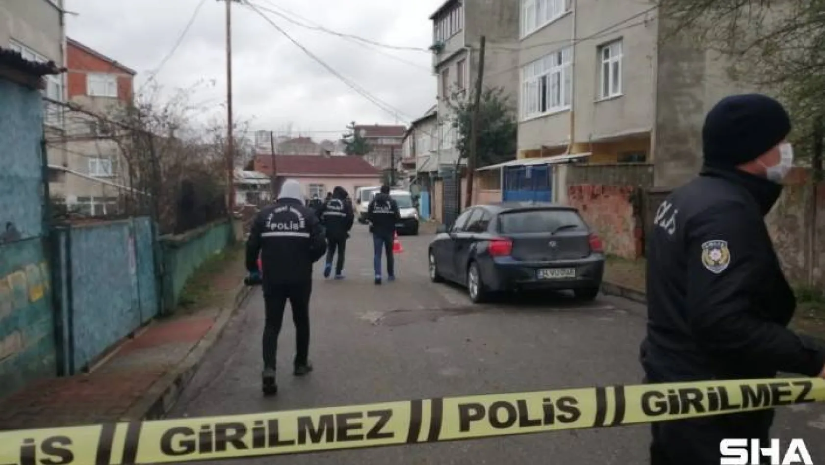 Sultanbeyli'de biri kadın 2 kardeş sokak ortasında silahla vuruldu. Kadın olay yerinde hayatını kaybetti.