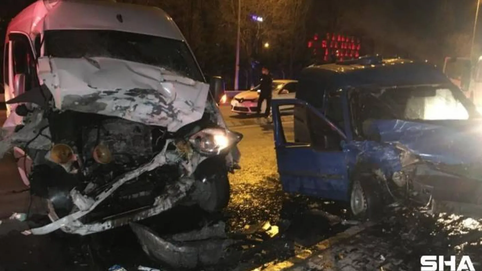 Sultanbeyli'de kısıtlamayı delen sürücü minibüs ile kafa kafa çarpıştı: 2 yaralı