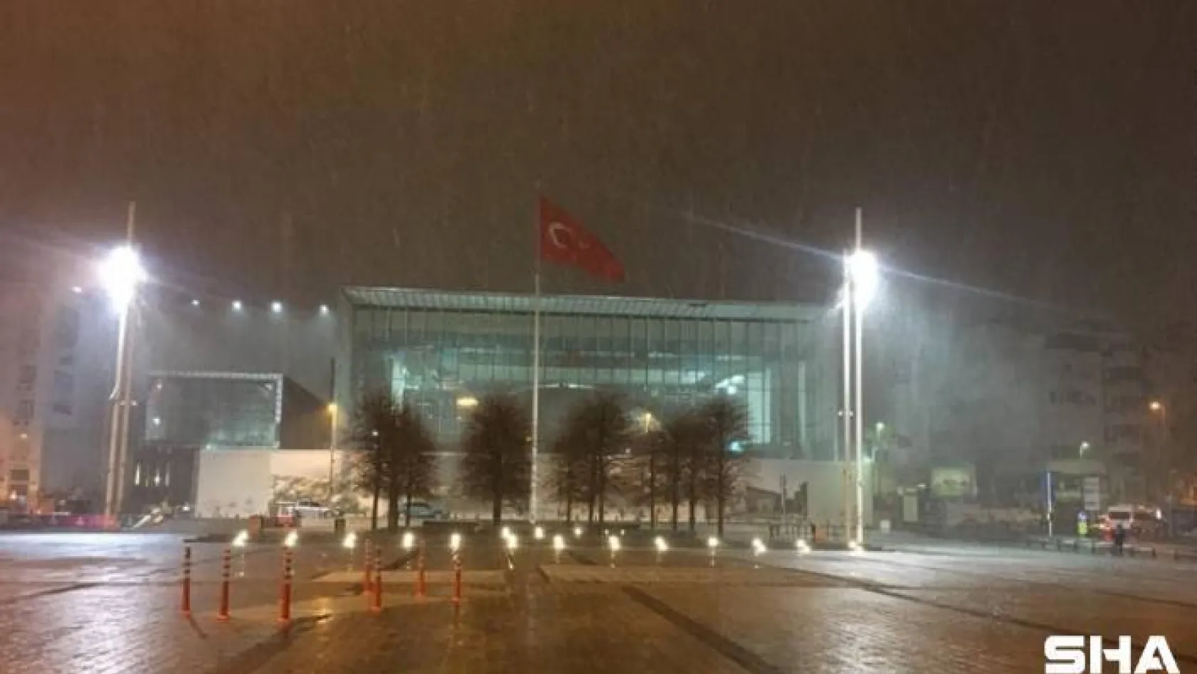 Taksim'de kar yağışı etkili oldu