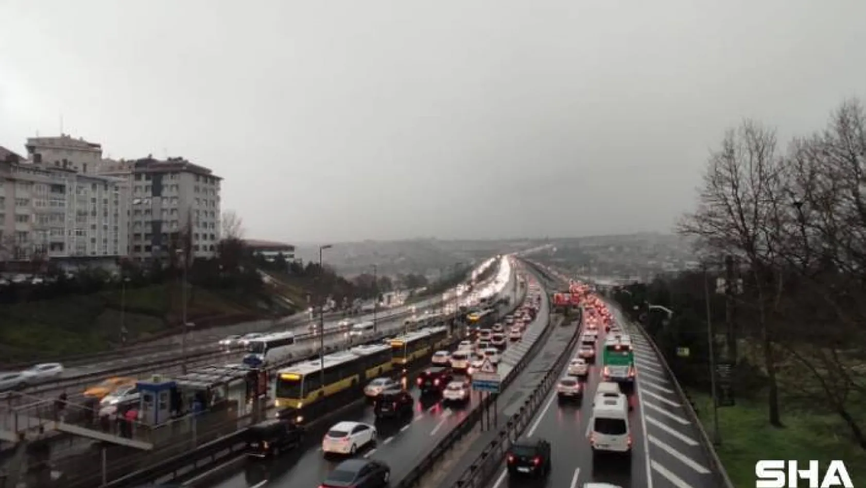 Taksim'de kar yağışı etkili oluyor