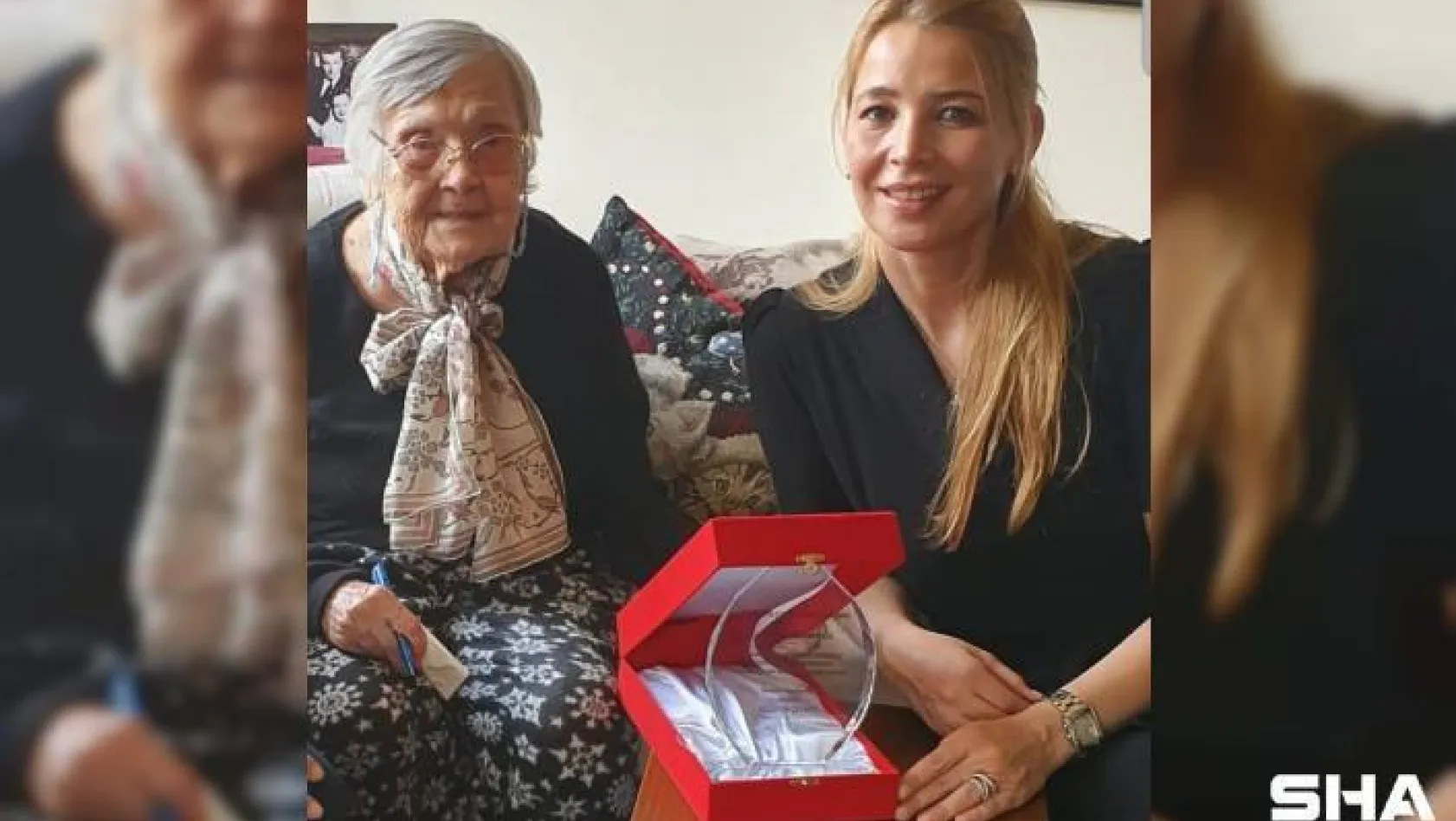 TÜGİAD'dan Muazzez İlmiye Çığ'a yüz yılın Cumhuriyet kadını ödülü