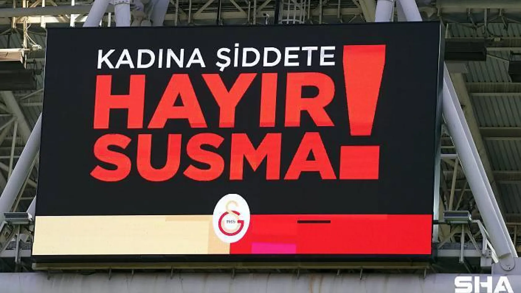 Türk Telekom Stadyumu'nda 8 Mart Kadınlar Günü mesajları