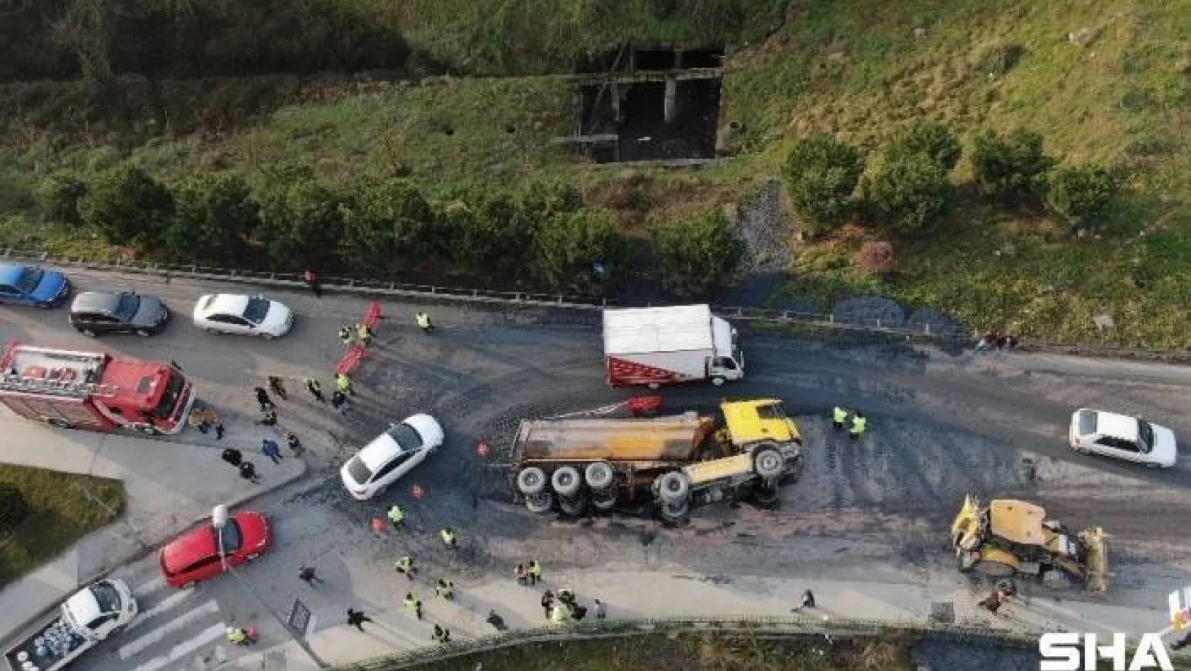 Ümraniye'de beton yüklü kamyon devrildi: Trafik durma noktasına geldi