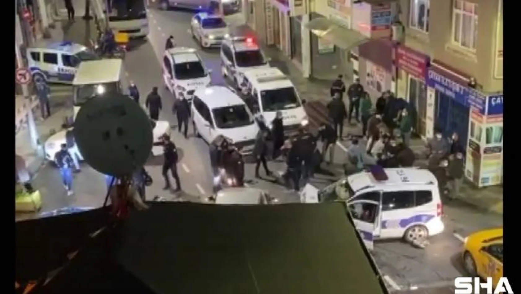 Ümraniye'de kısıtlamayı deldiler, polisten kaçıp 2 polis memurunu yaraladılar