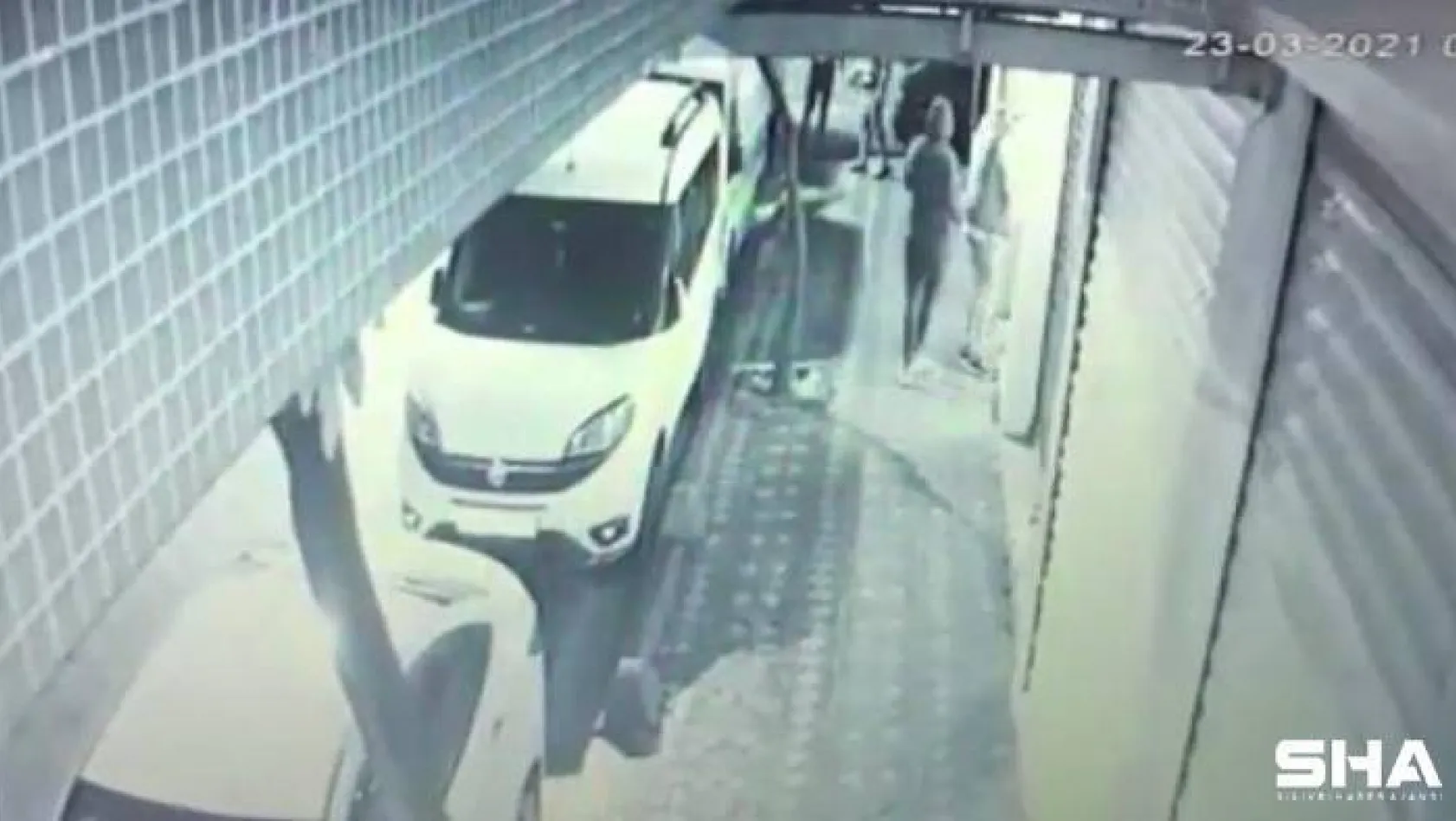 Üsküdar'da evden hırsızlık kamerada