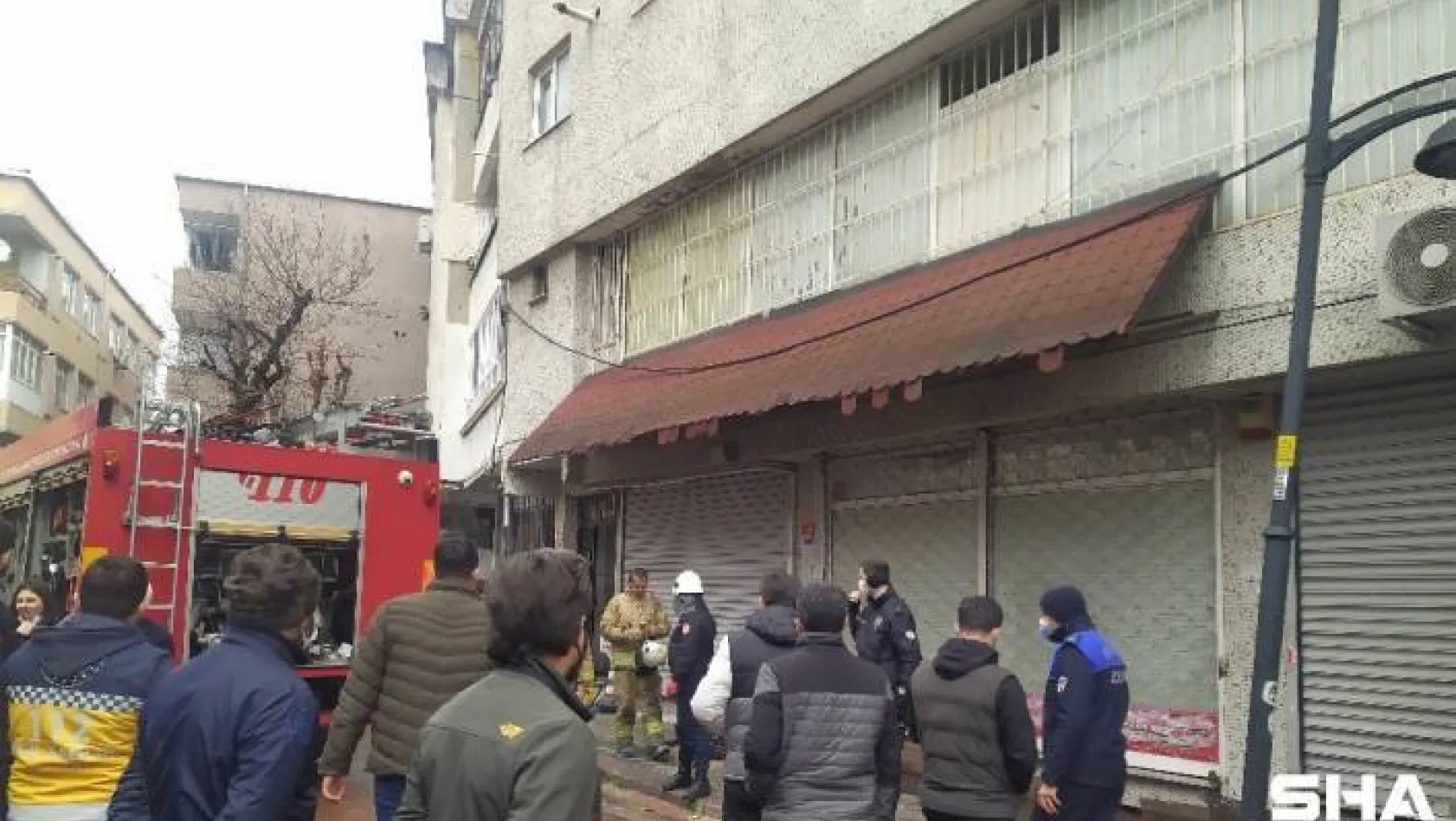 Zeytinburnu'nda bodrum katında yangın: 1'i ağır 2 kişi yaralandı
