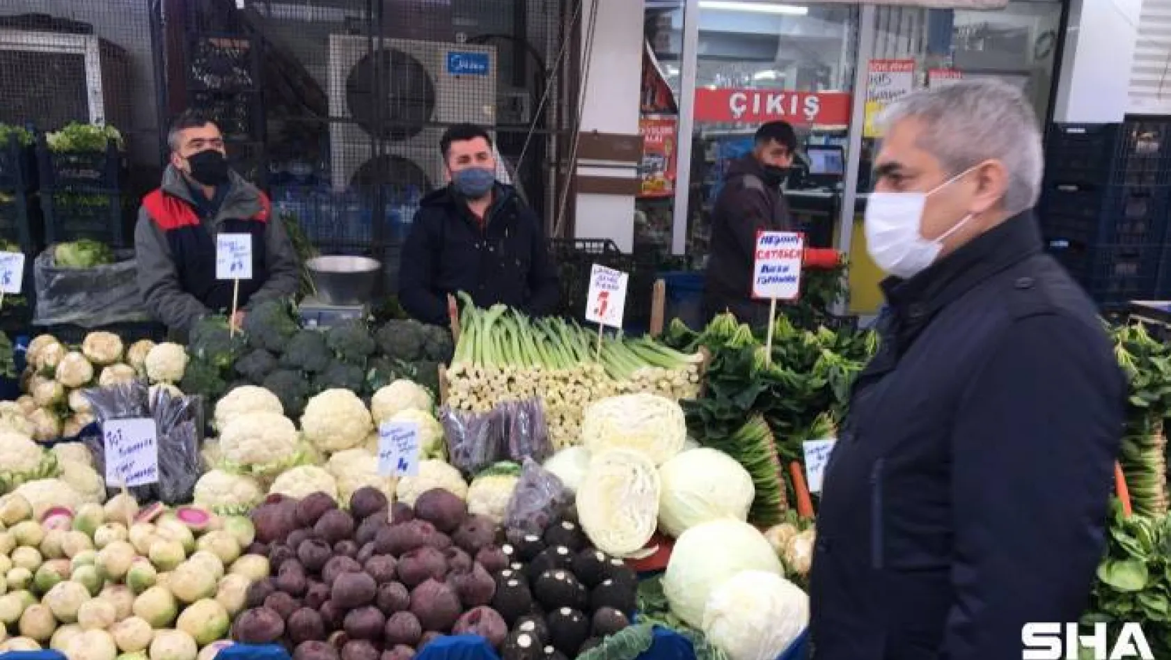 Zeytinburnu'nda semt pazarlarında korona virüs denetimi