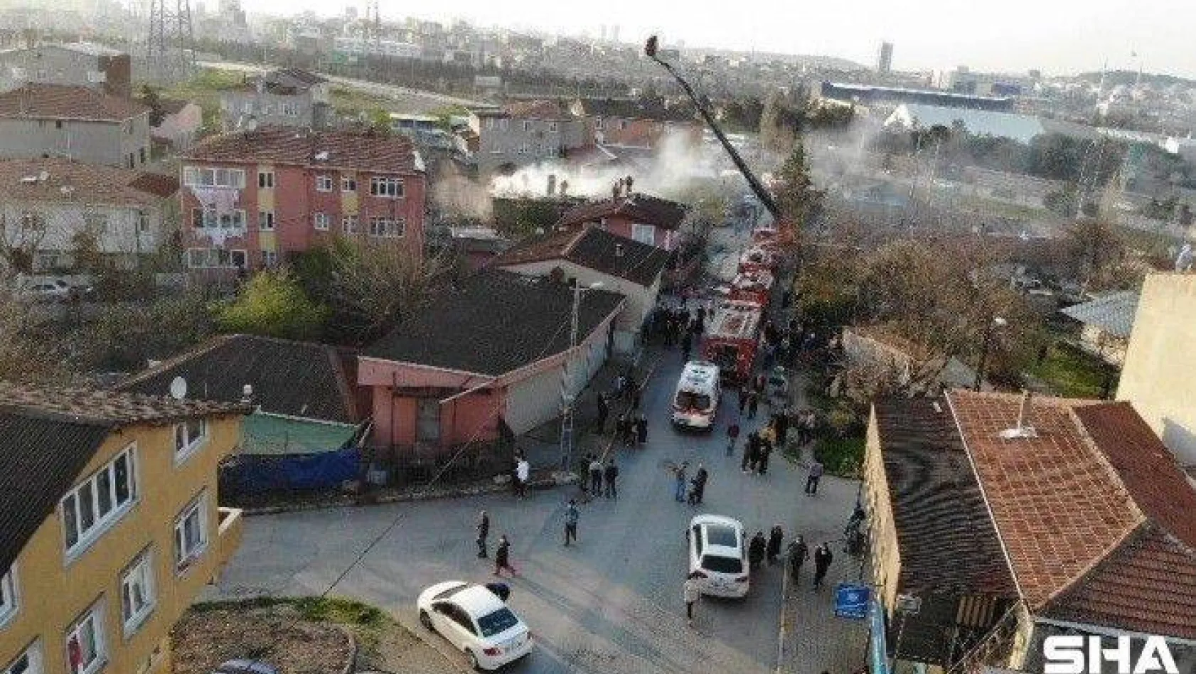 Ataşehir'de çatıları saran alevler, mahalleliyi sokağa döktü