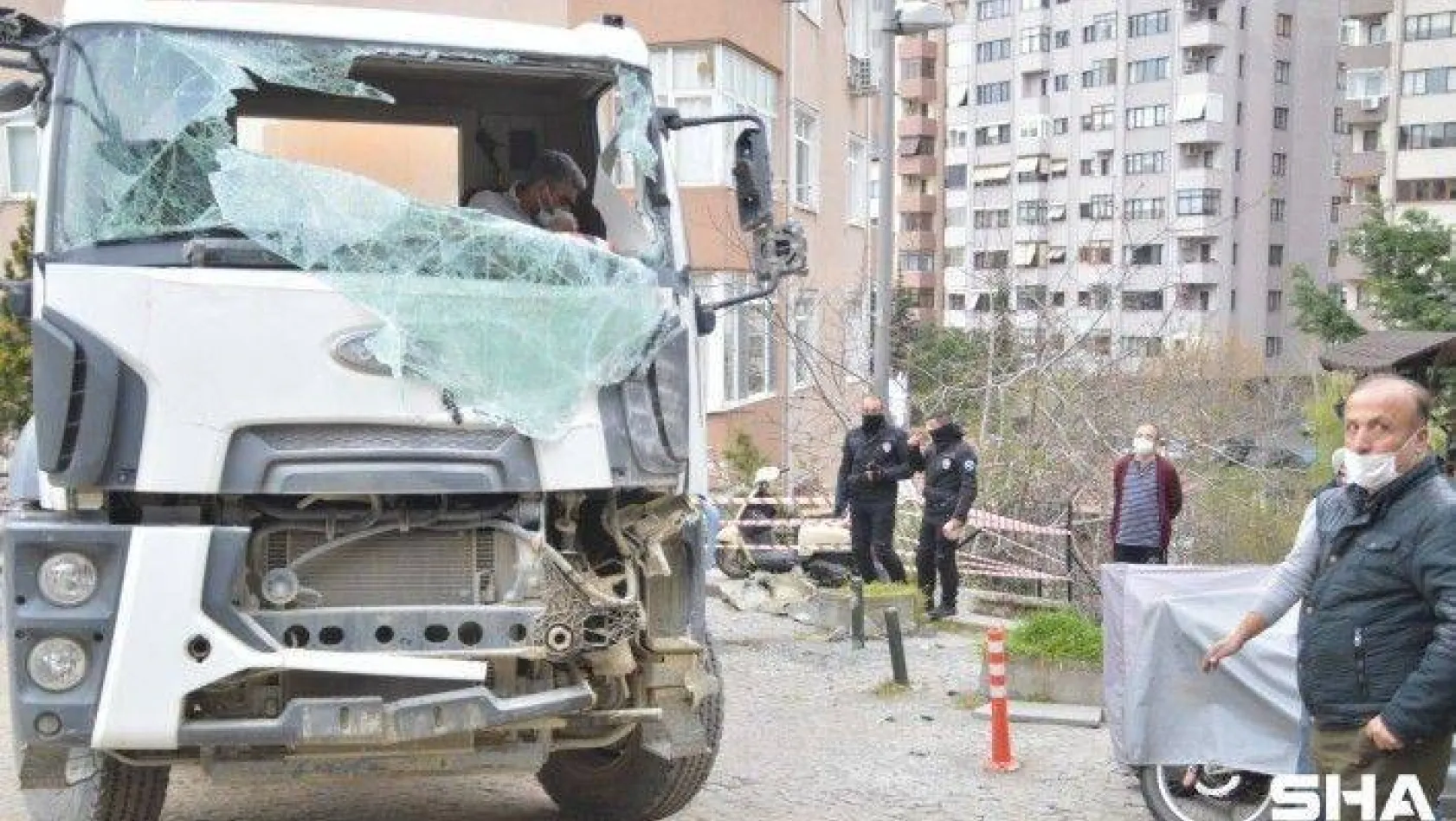 Beşiktaş'ta binaya çarpan beton mikseri vinçle kaldırıldı