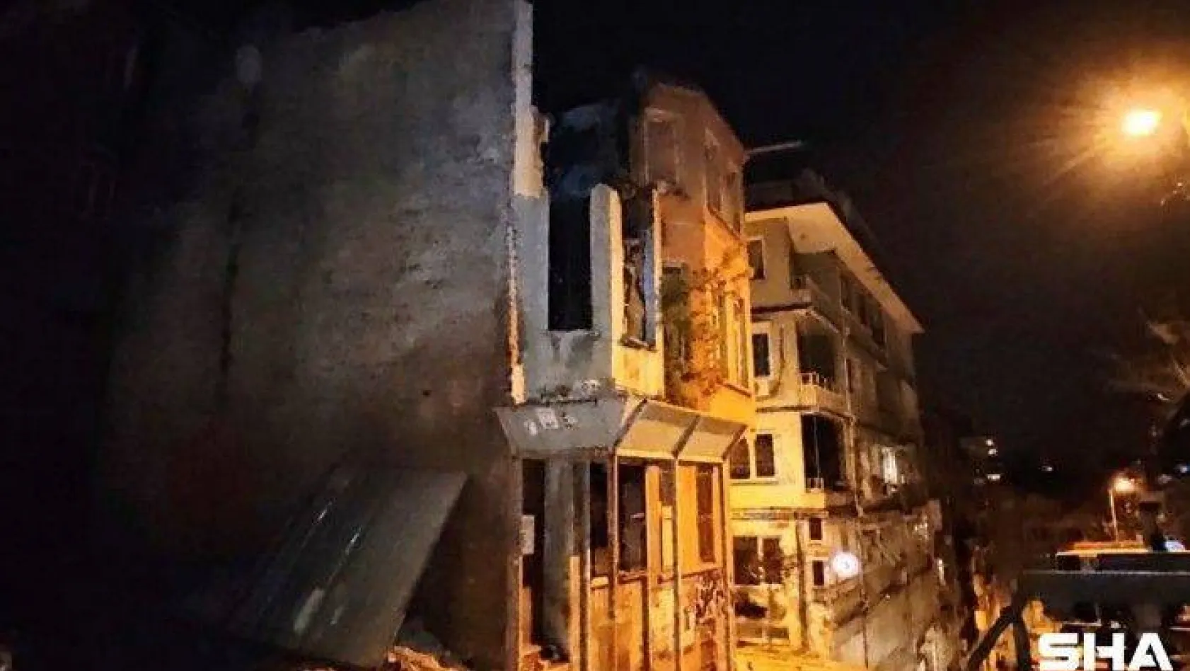 Beşiktaş'ta kullanılmayan iki katlı binada çökme meydana geldi
