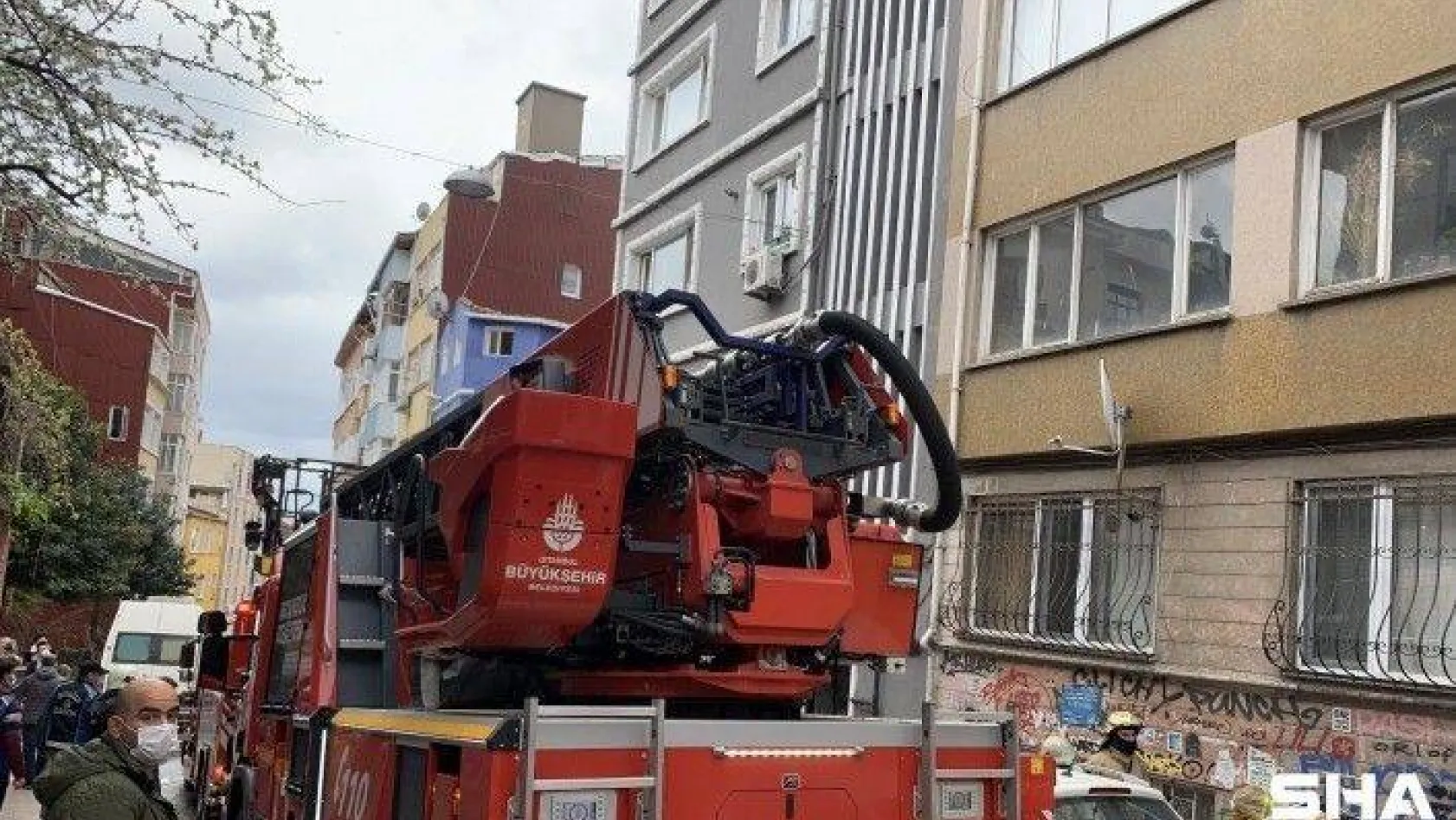 Beyoğlu'nda yangın: Dumandan etkilenen 3 kişi hastaneye kaldırıldı
