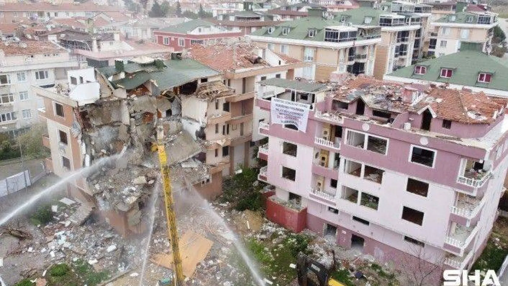Büyükçekmece'de kentsel dönüşüm kapsamında 3 bina yıkılıyor