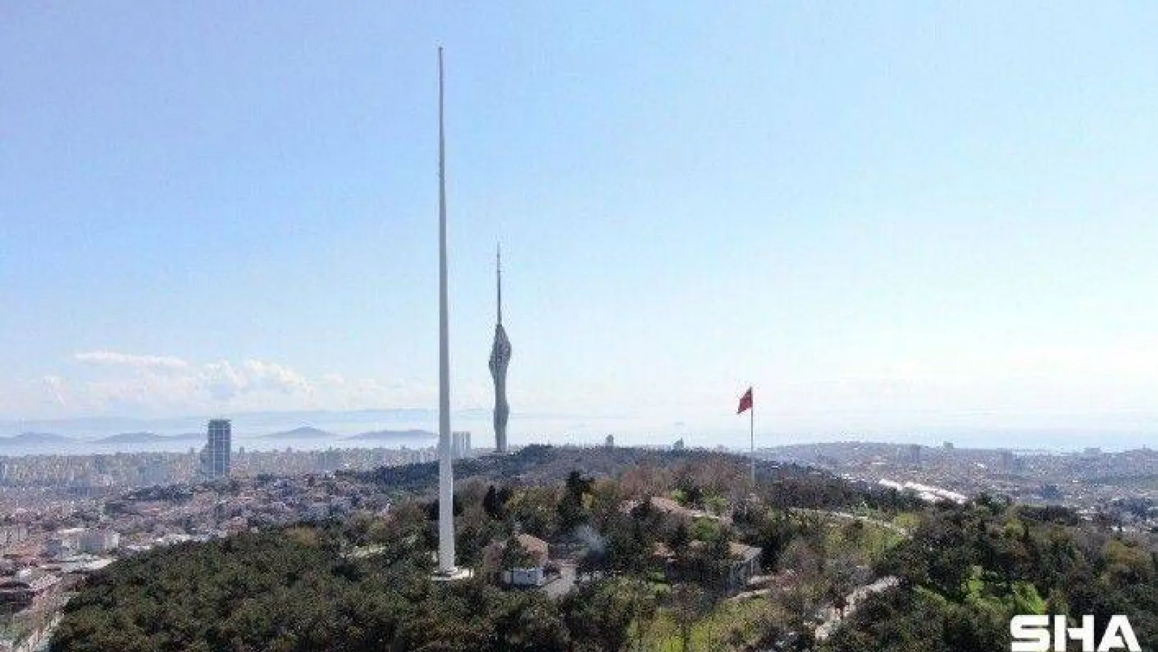 Çamlıca Tepesi'ne dikilen Türkiye'nin en uzun bayrak direği havadan görüntülendi