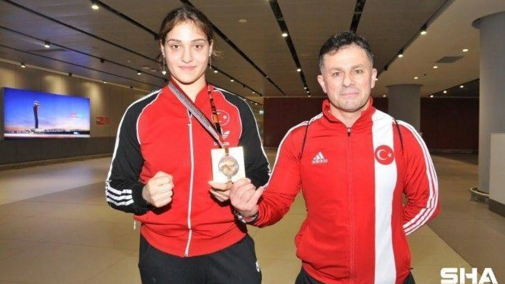 Dünya şampiyonu milli boksör Büşra Işıldar yurda döndü