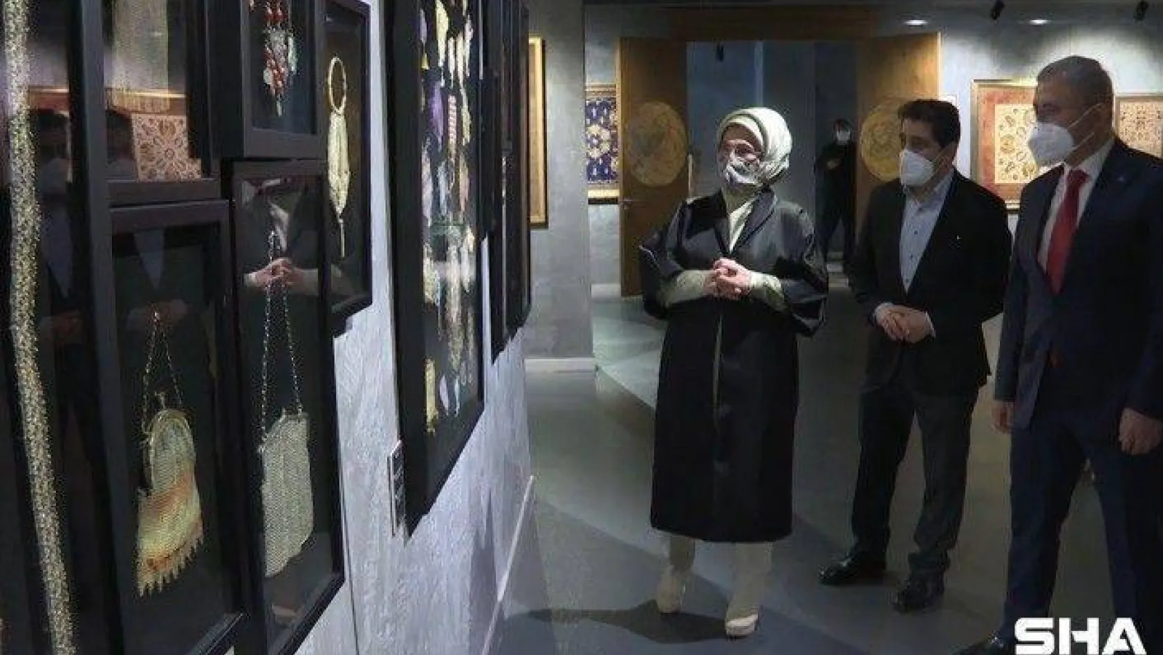 Emine Erdoğan &quotKalbe Dokunan İlmek" sergisini ziyaret etti