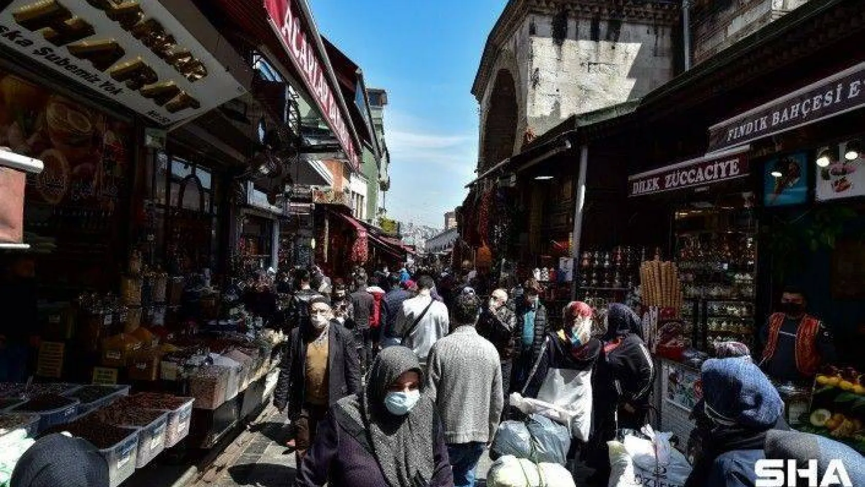 Eminönü'nde kapanma öncesi alışveriş hareketliliği