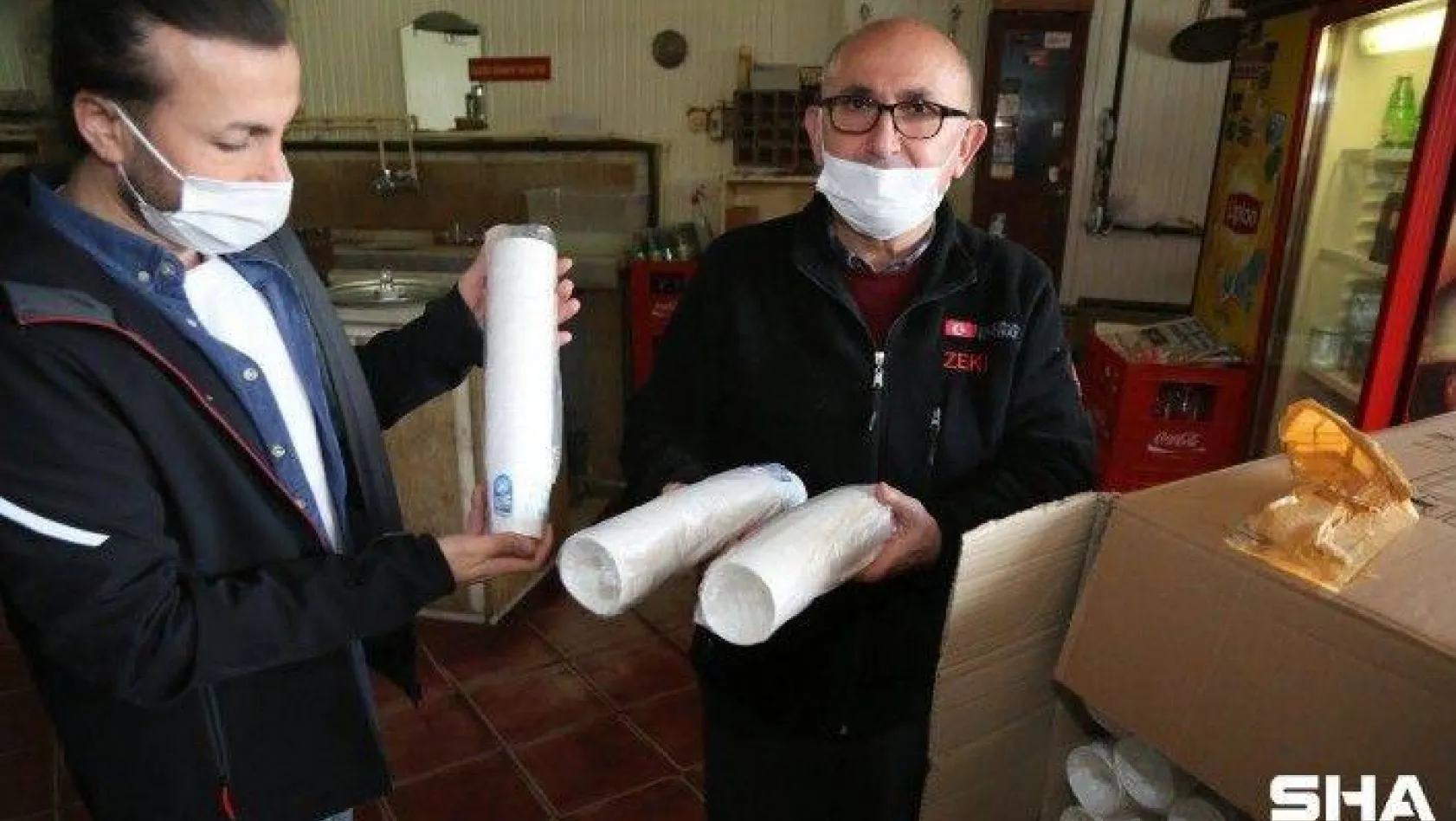 Eyüpsultan Belediyesi kıraathanelere karton bardak dağıtıyor