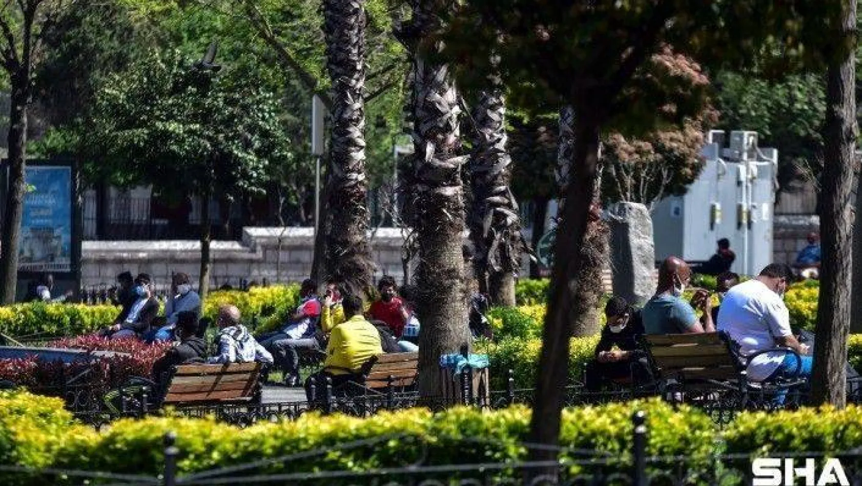 Fatih'te kısıtlamaya uymayanlar parkları doldurdu
