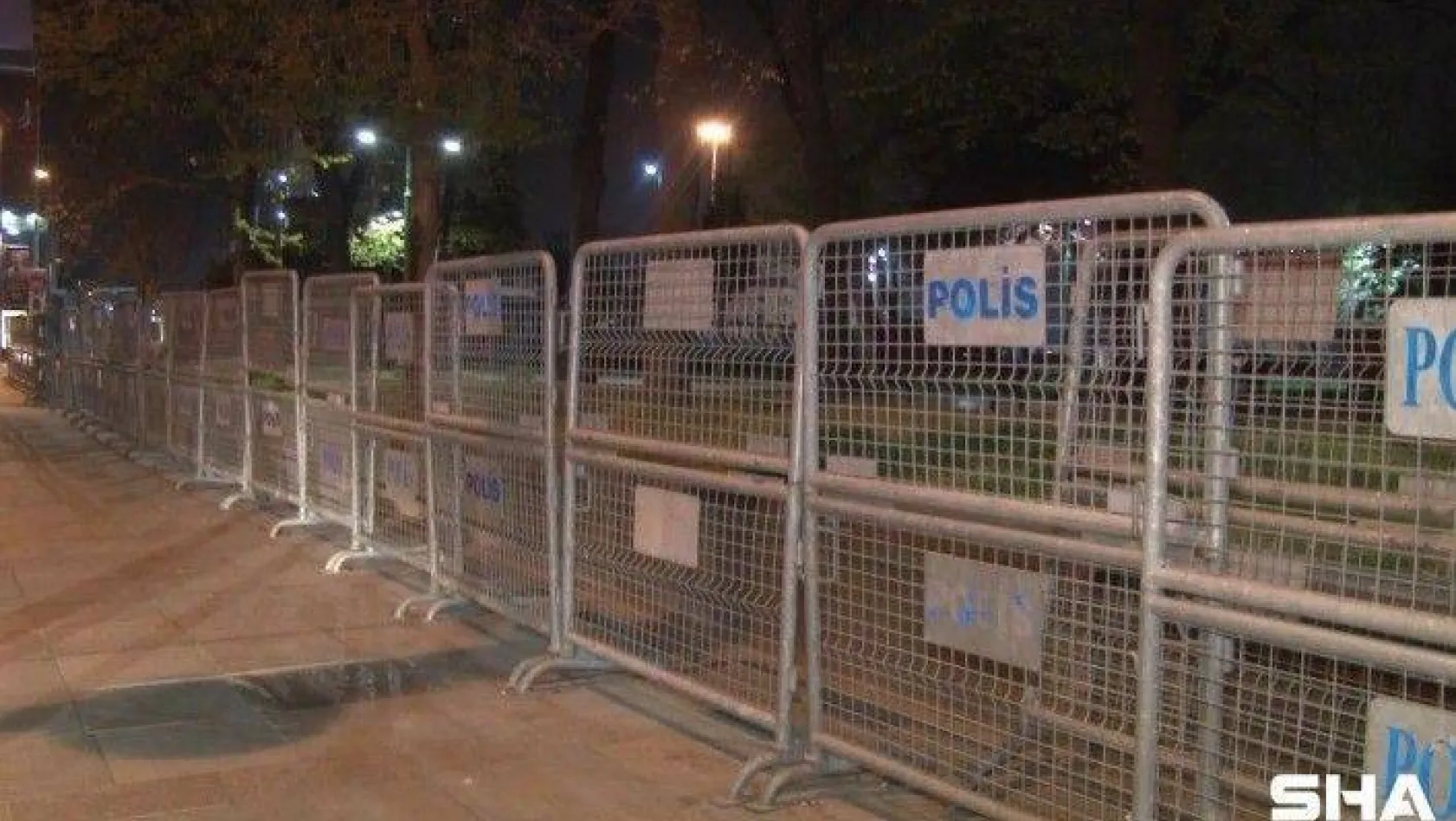 Gezi Parkı 1 Mayıs İşçi Bayramı öncesi polis barikatlarıyla kapatıldı