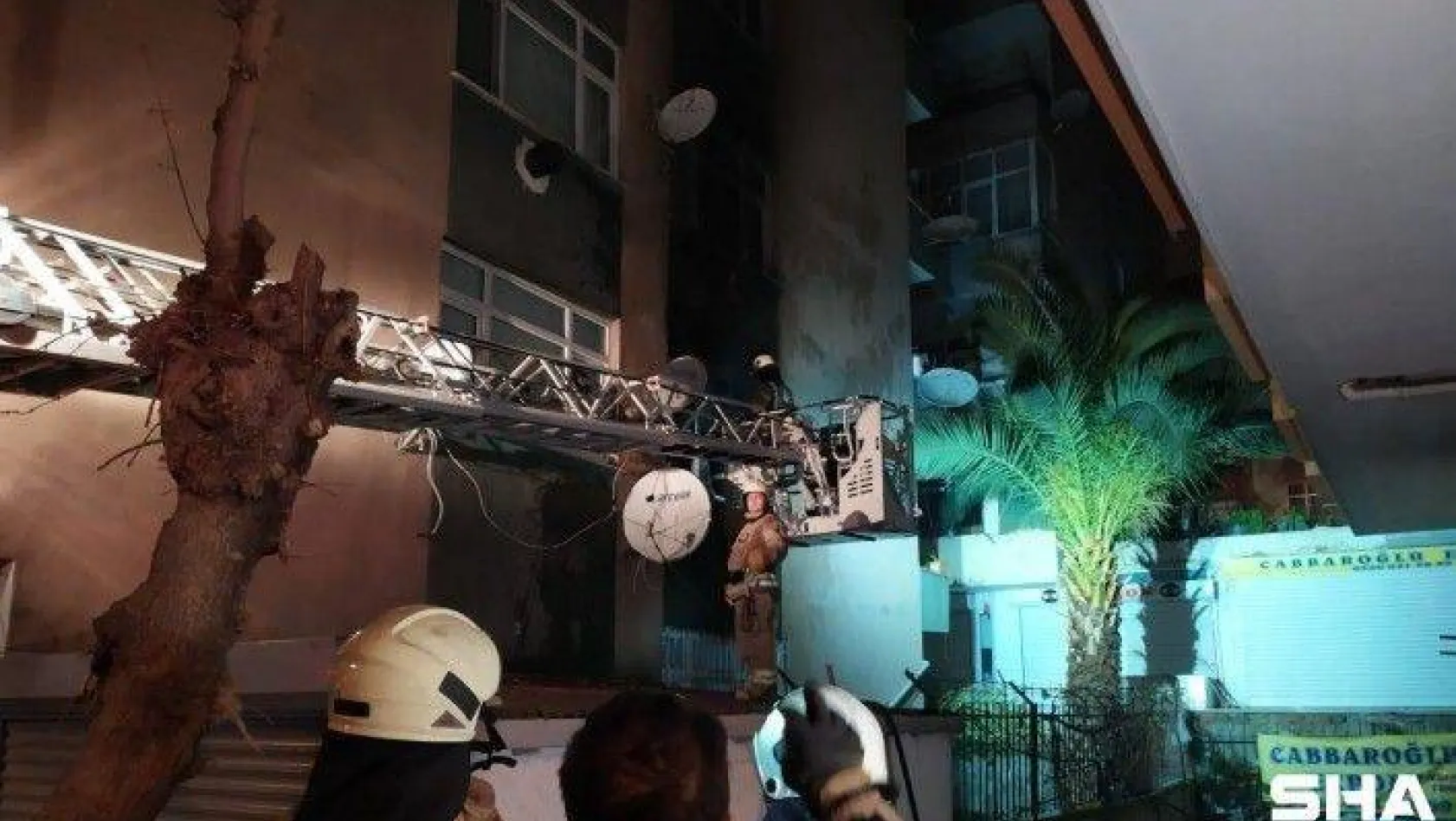 Güngören'de 5 katlı binanın 2'nci katında korkutan yangın: 3 yaralı