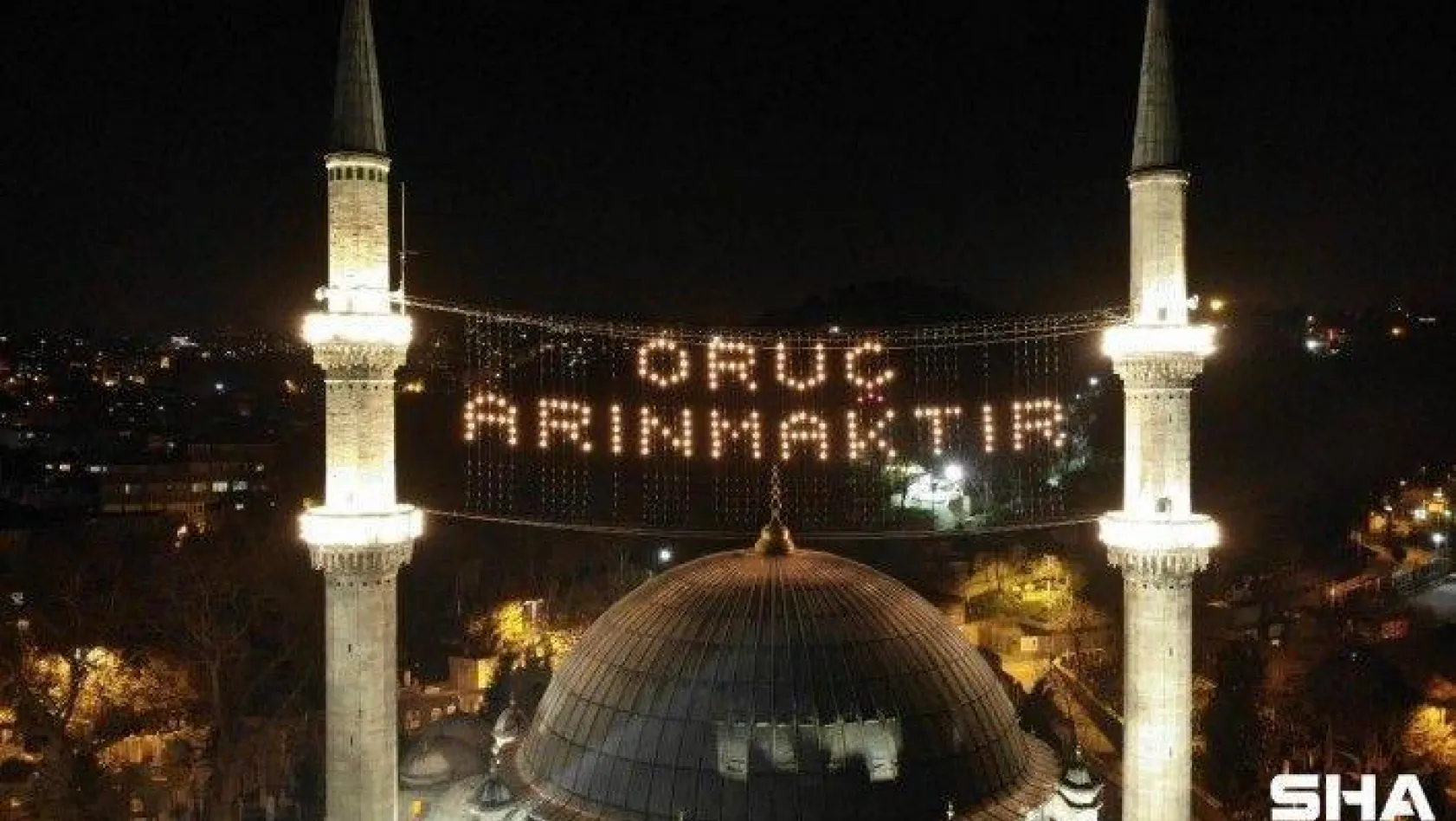 İstanbul'da camiler Ramazan ayının başlangıcı ile birlikte mahyalarla süslendi