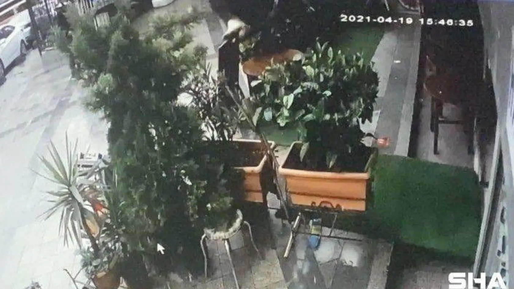 İstanbul'da gasp şüphelisi polis baskınından kaçarken çatıdan düştü