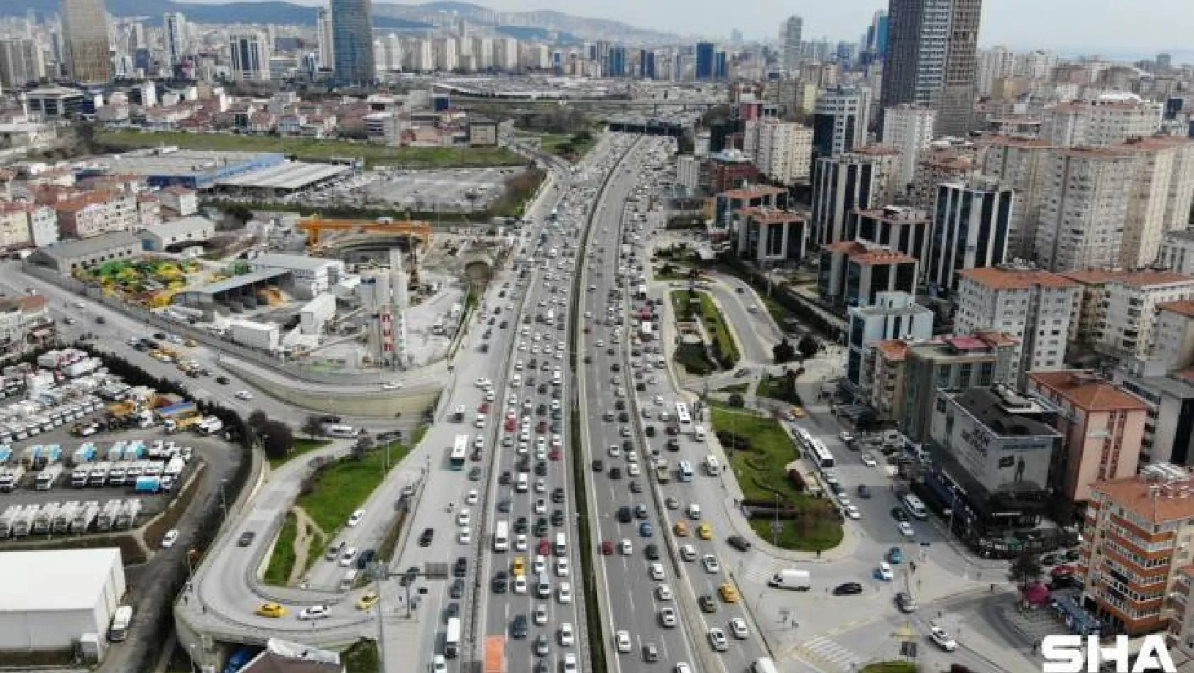 İstanbul'da hafta sonu kısıtlaması öncesi trafik yüzde 70'e ulaştı
