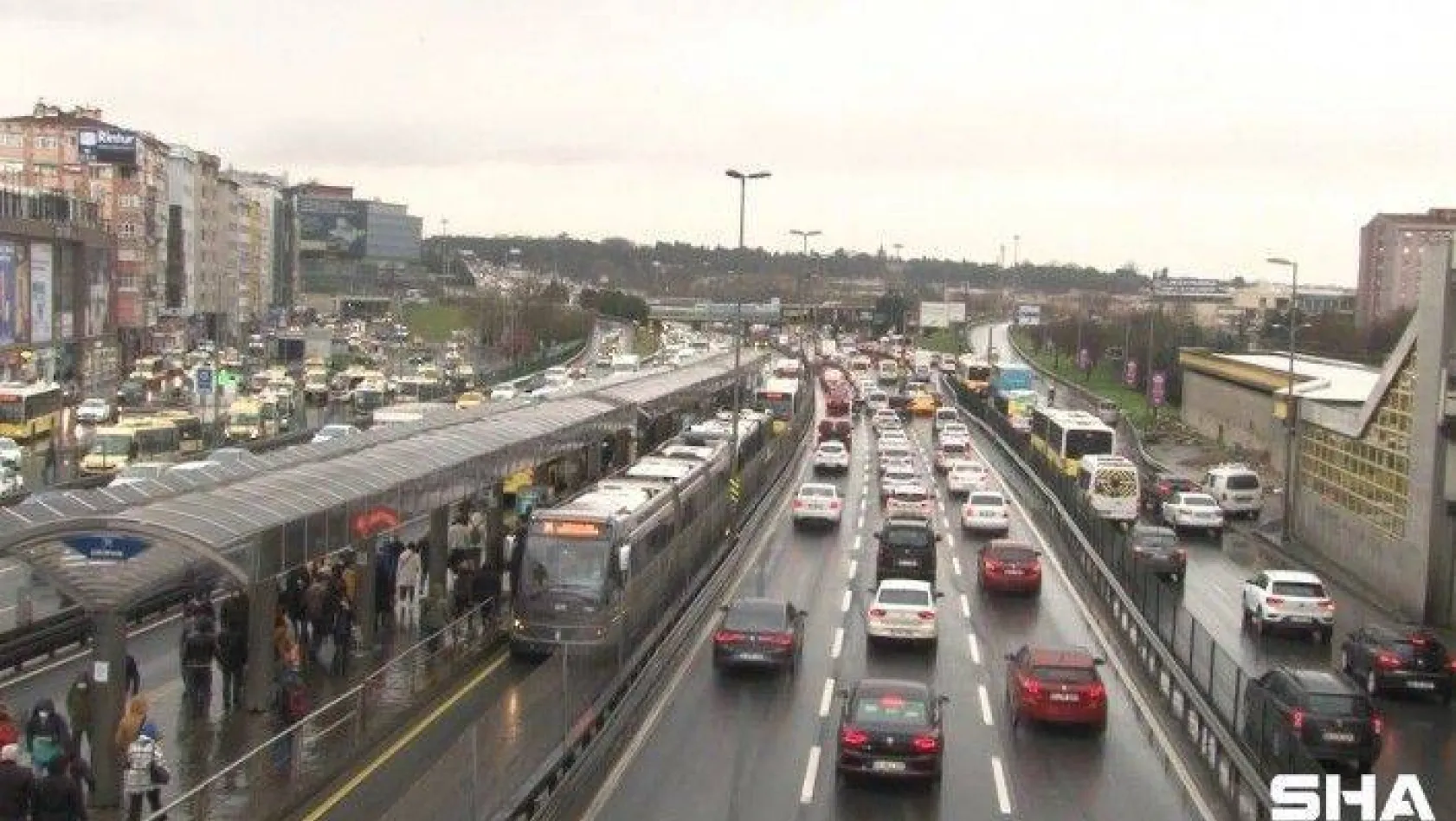 İstanbul'da kısıtlama bitti, trafik yoğunluğu yüzde 75'i aştı