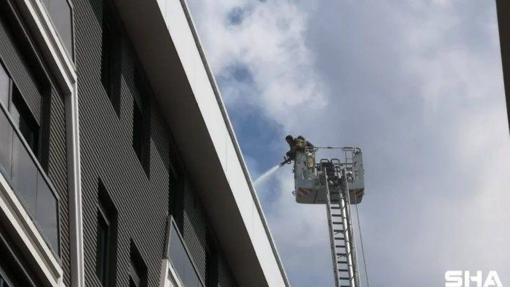 Kadıköy'de 5 katlı bir binanın teras katında yangın çıktı. İlk belirlemelere göre 3 kişi alevler içerisinde kaldı. Bölgeye çok sayıda polis itfaiye ve sağlık ekipleri sevk edildi.