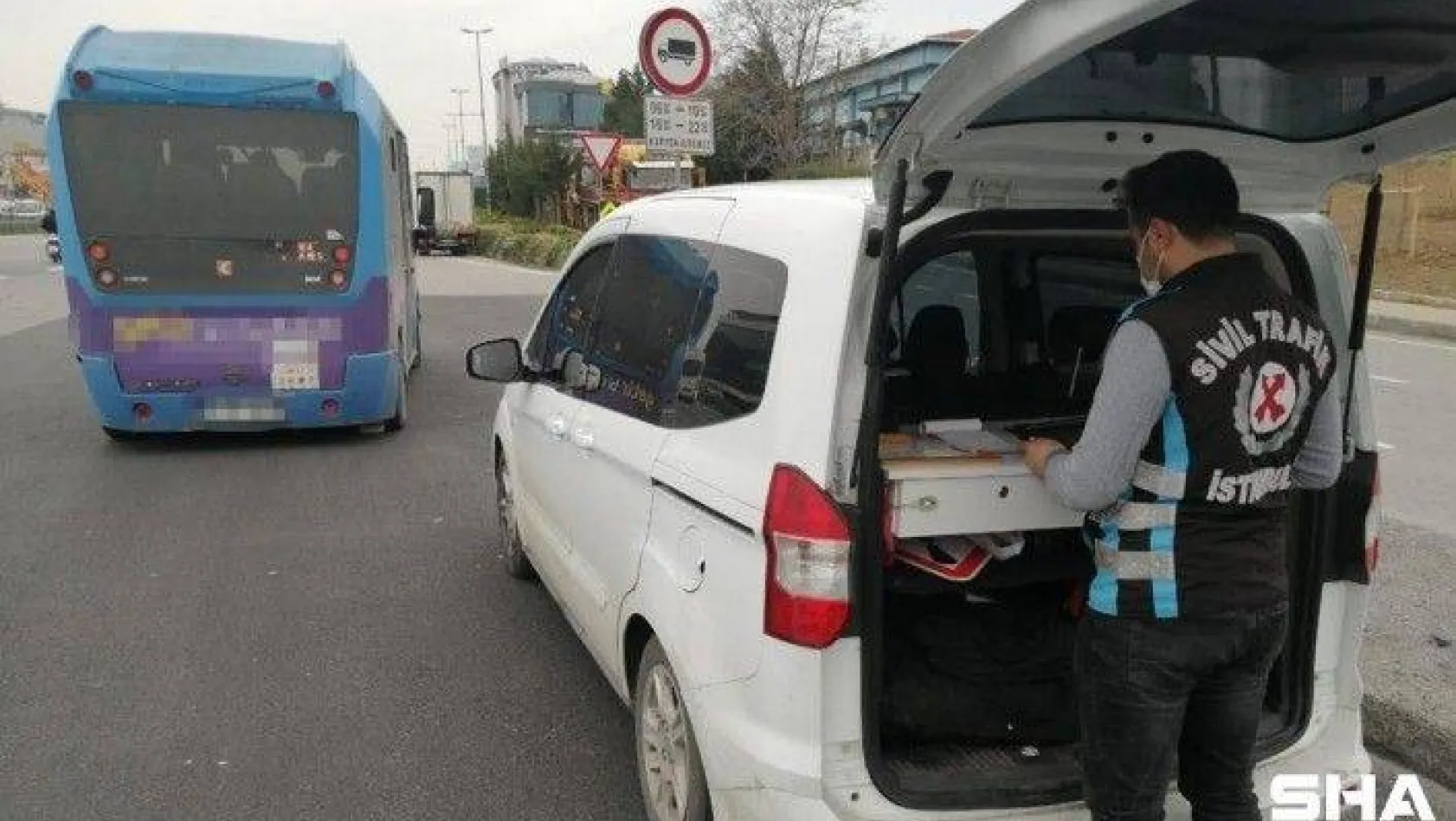 Kadıköy'de trafikte makas atan minibüs şoförüne bin 483 TL ceza