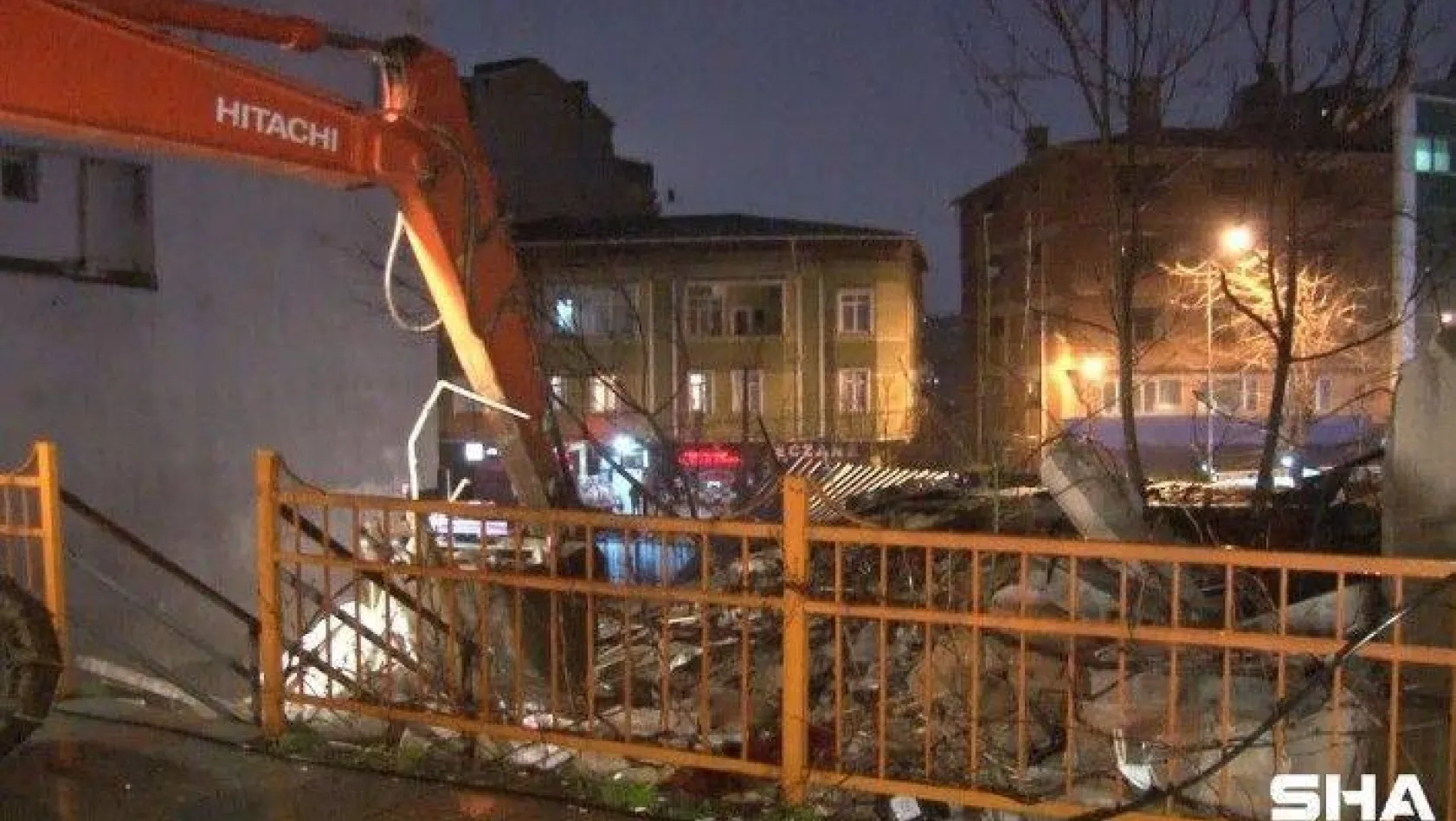 Kağıthane'de çöken metruk bina kontrollü şekilde yıkıldı