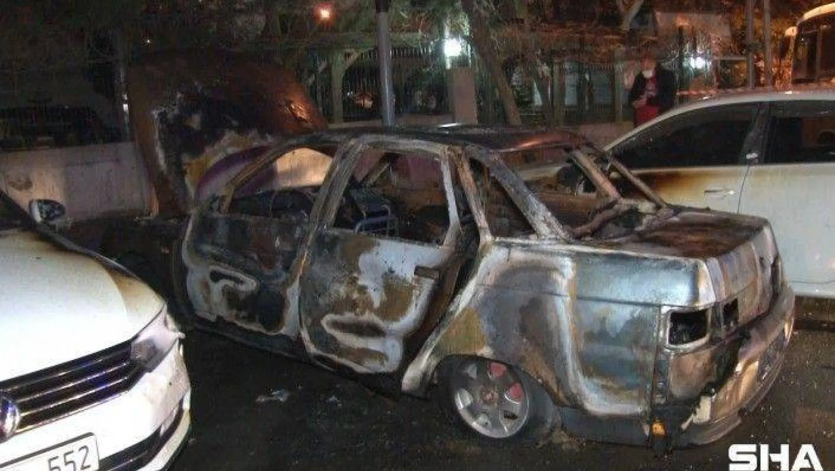 Kağıthane'de kundaklandığı iddia edilen otomobil alev alev yandı