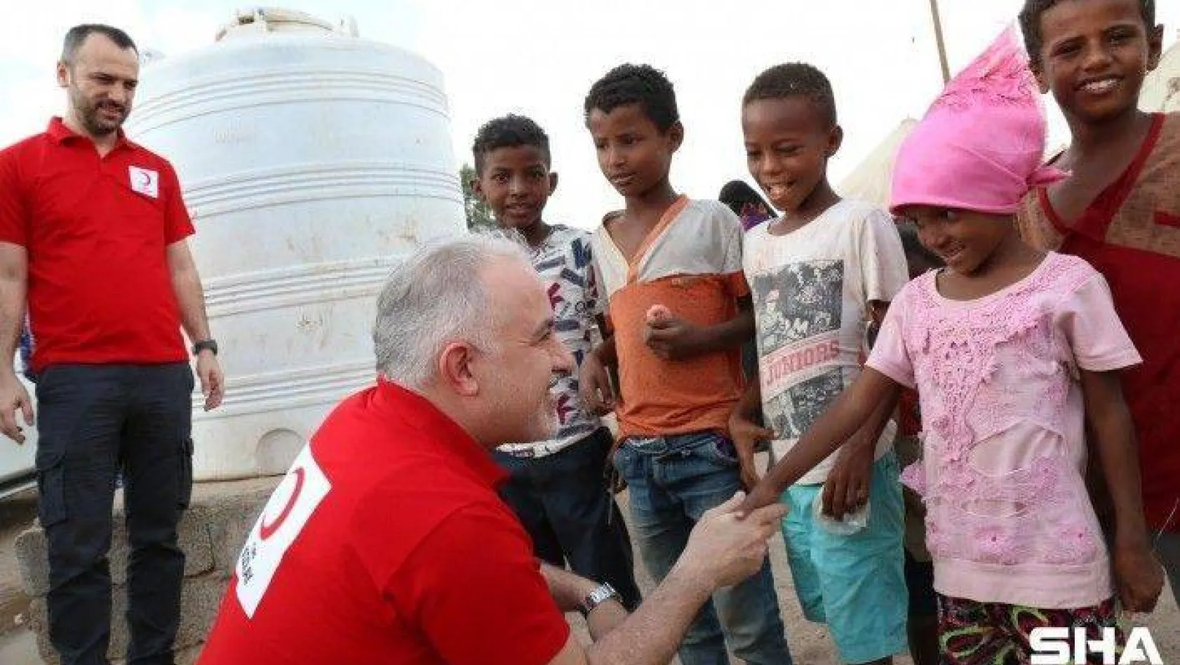 Kızılay, Dünya Yetimler Günü'nde çocuklar için iftar ve iftariyelik dağıttı