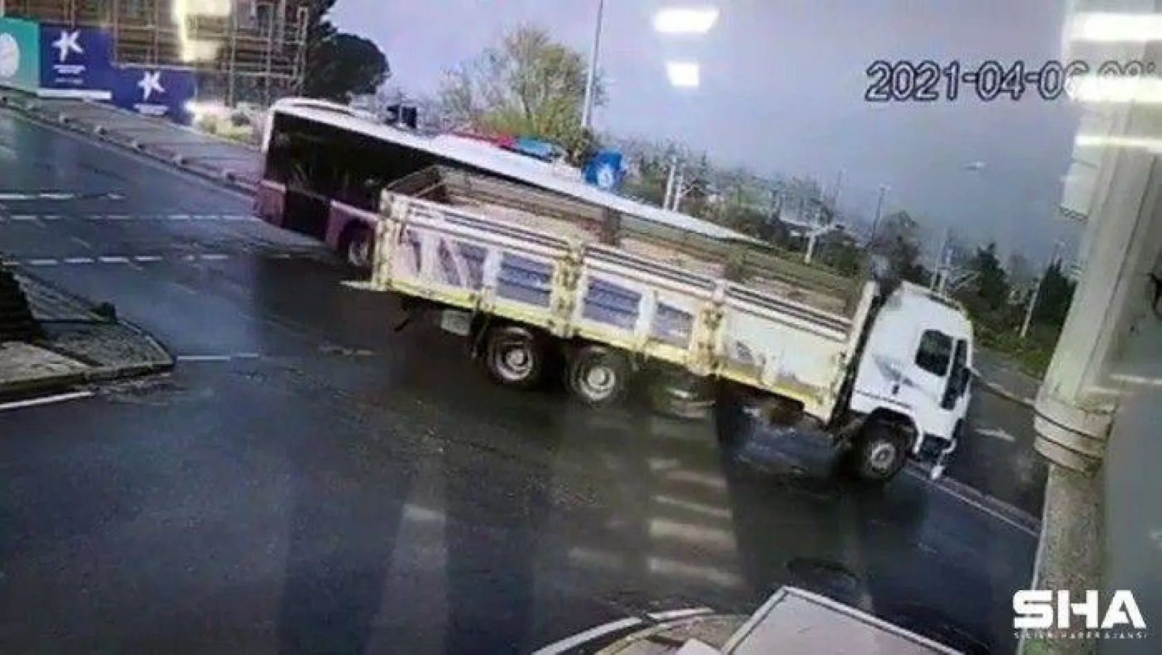 Küçükçekmece'de yolcu otobüsü ile kamyonun çarpıştığı kaza güvenlik kamerasında