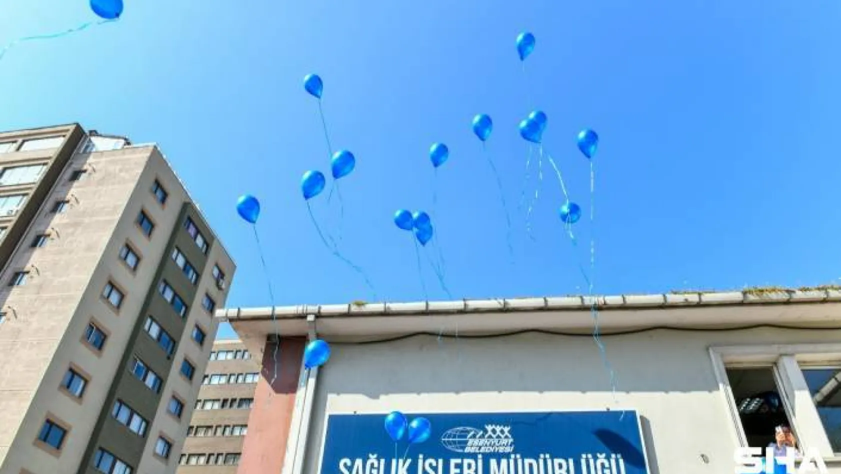 Otizm Farkındalık Günü'nde mavi balon uçurdular