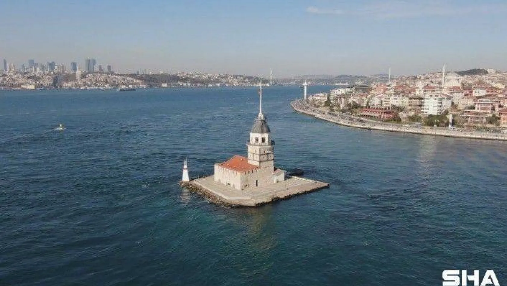 İstanbul Boğazı'nda denizanası istilası sualtından görüntülendi