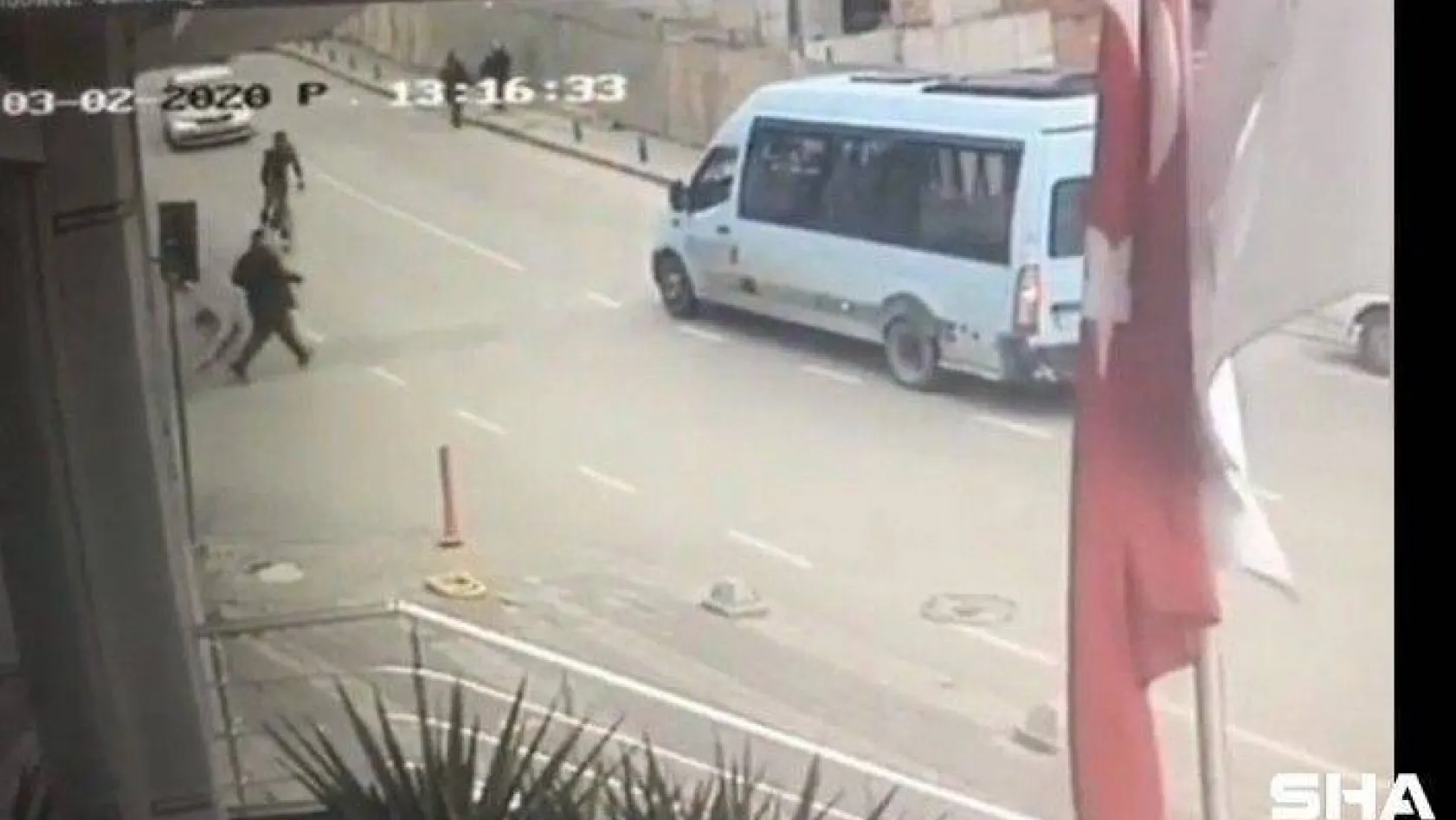 (Özel) İstanbul'da ilginç kaza: Bisikletli ile yaya çarpıştı