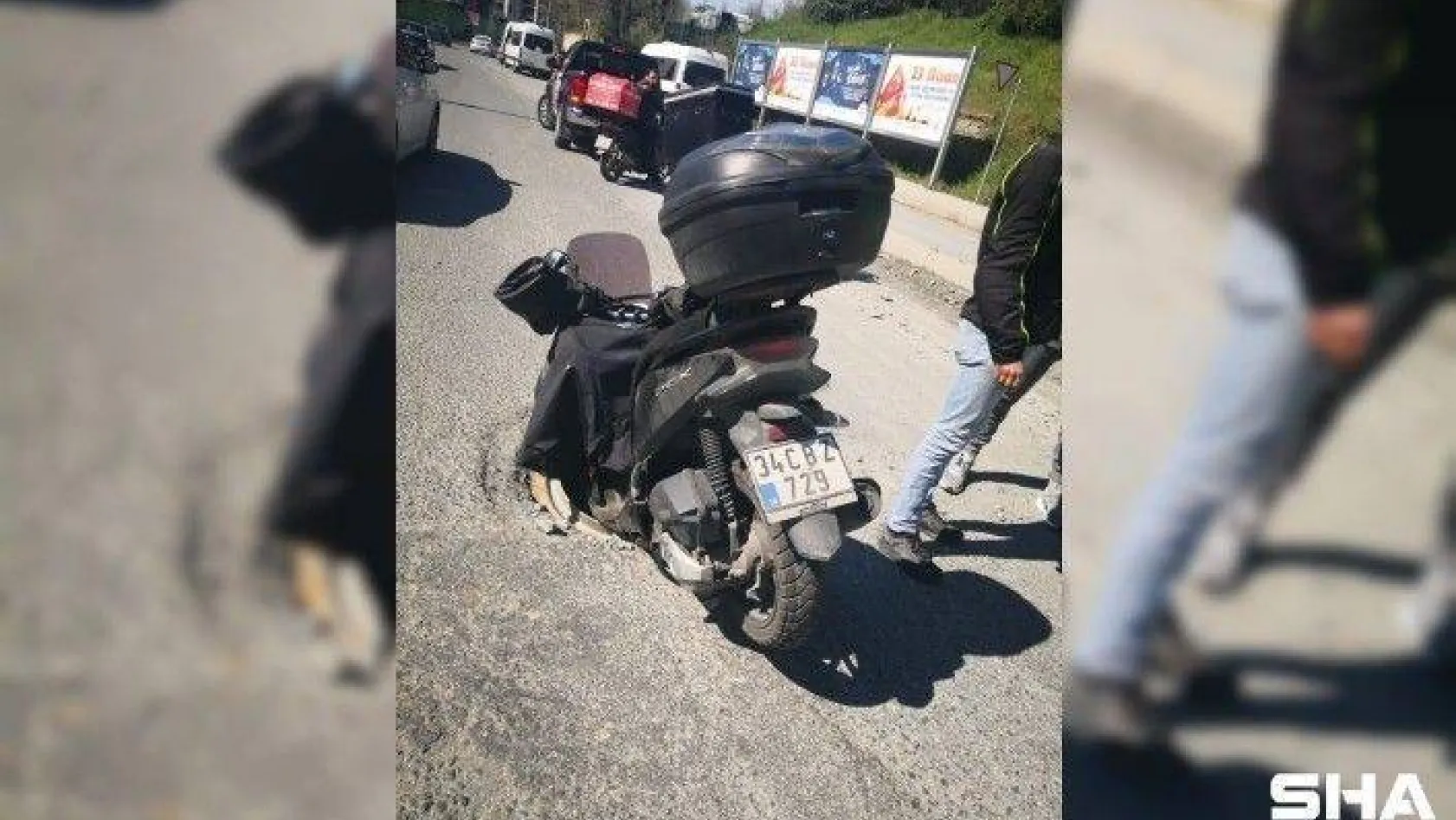 (Özel) İstanbul'da ilginç kaza: Motosikletli kurye rögara düştü