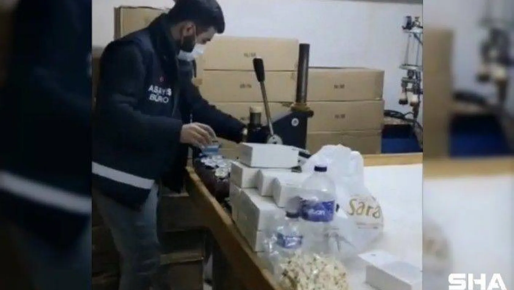 (Özel) İstanbul'da kaçak parfüm imalathanesine baskın kamerada