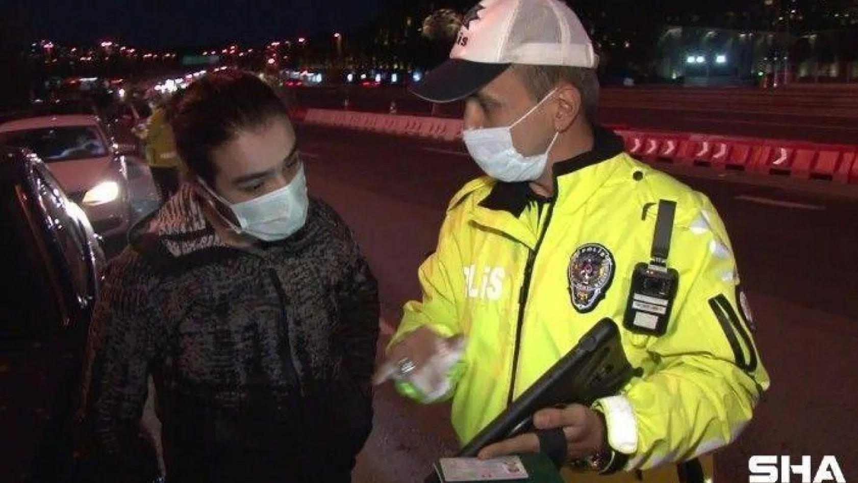 (Özel) İstanbul'da kuralları ihlal eden turiste cezai işlem uygulayan polisin İngilizcesi tercümanlara taş çıkarttı