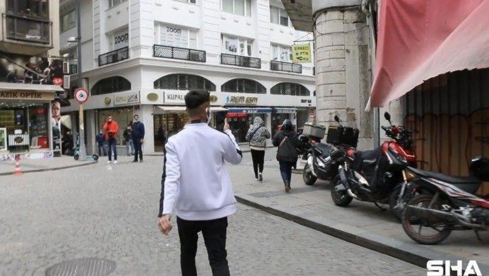 (Özel) İstanbul'un göbeğinde dilenci kadınlarla gencin 'taciz' kovalamacası kamerada