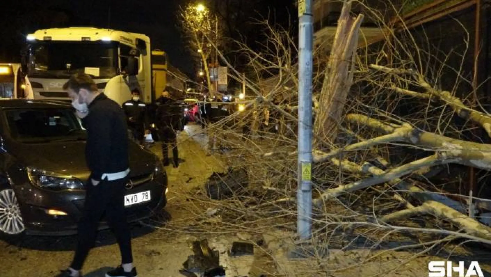 (Özel) Kadıköy'de kontrolden çıkan lüks otomobil faciaya davetiye çıkardı: 3 yaralı