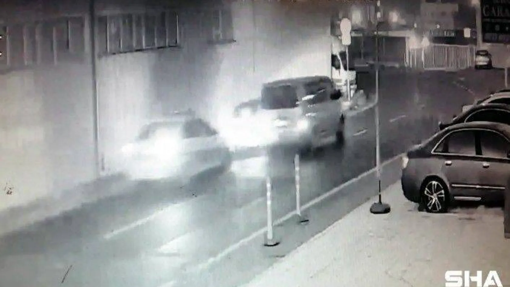 (Özel) Kartal'da polisten kaçan hırsızların vatandaşın aracına vurarak kaçtığı anlar kamerada