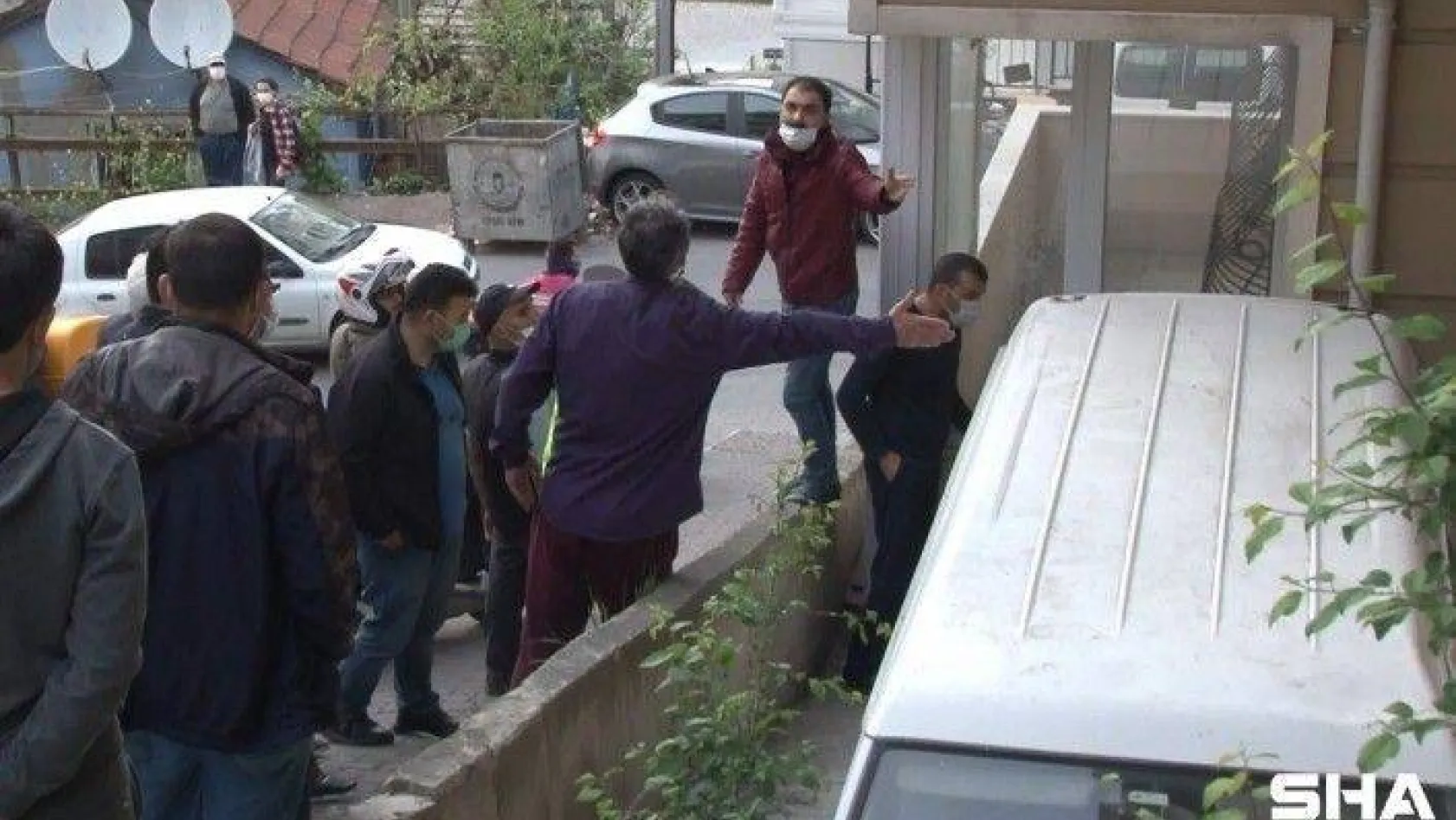 (Özel)- Maltepe'de freni tutmayan minibüs apartman bahçesine uçtu