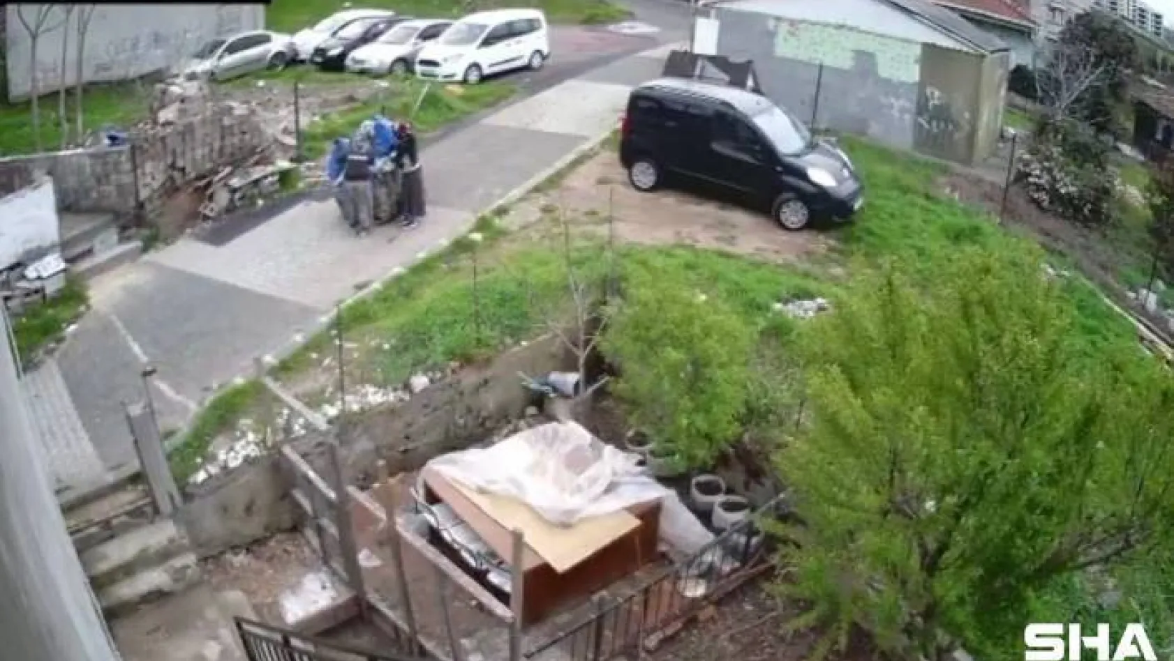 (Özel) Maltepe'de kağıt toplayıcılarının hırsızlık yaptığı anlar kamerada