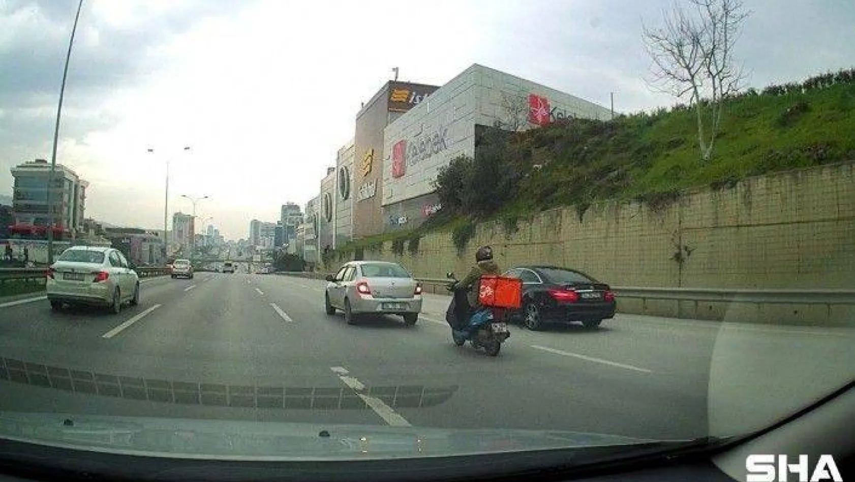 (Özel) Maltepe'de motosikleti arıza yapan sürücüye otomobil sürücüsünden halatlı yardım