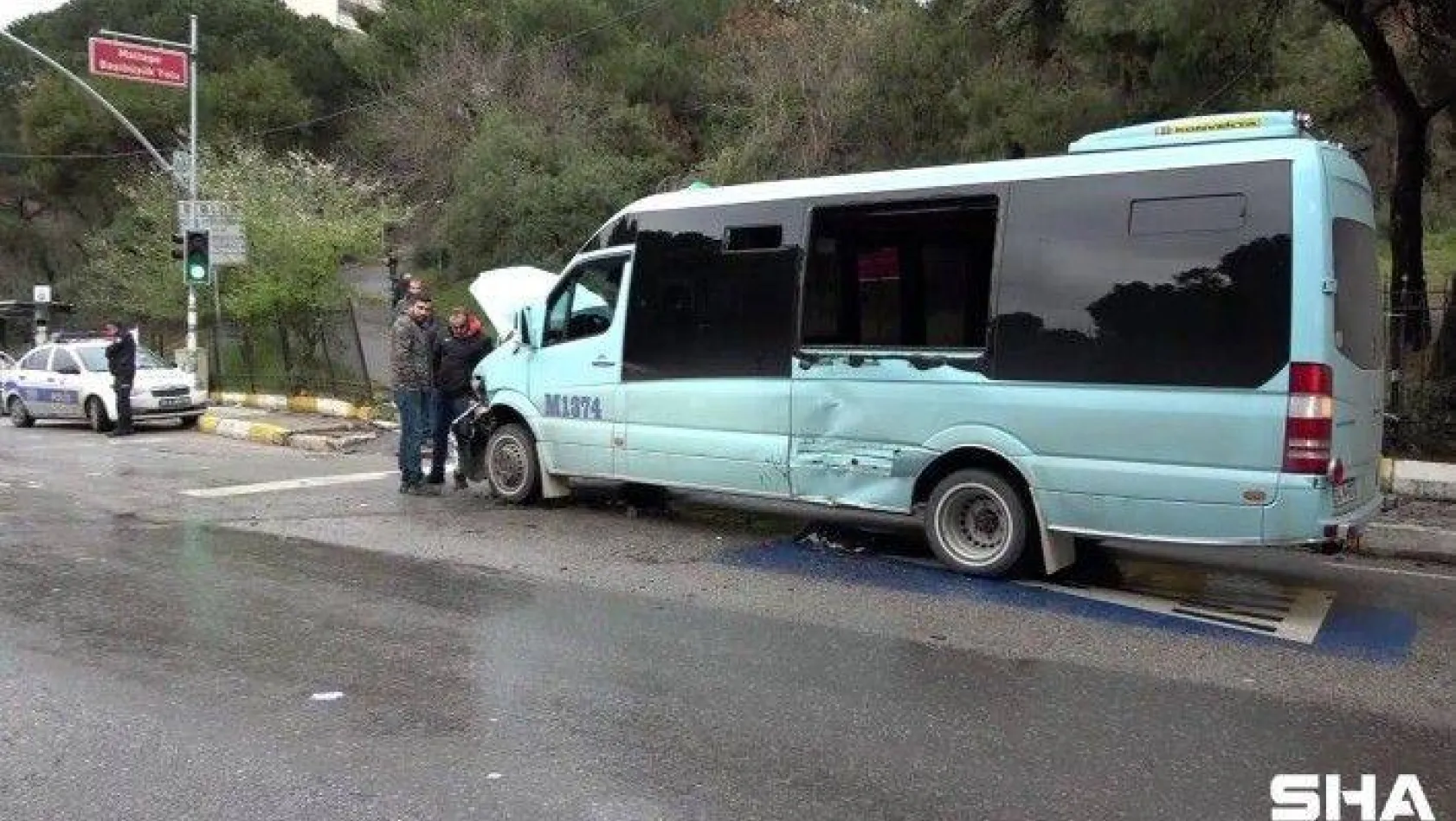 (Özel) Maltepe'de önüne yaya fırlayan araç sürücüsü, direksiyonu kırınca minibüse çarptı