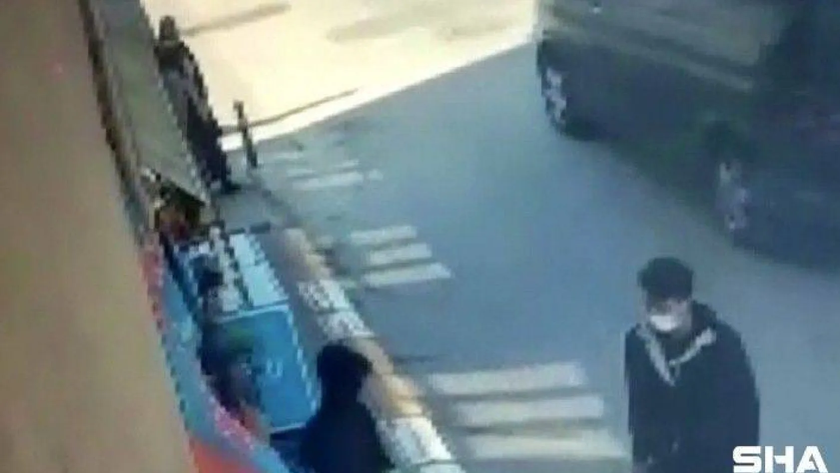 (Özel)Sultanbeyli'de 3 gencin organize futbol topu hırsızlığı kamerada