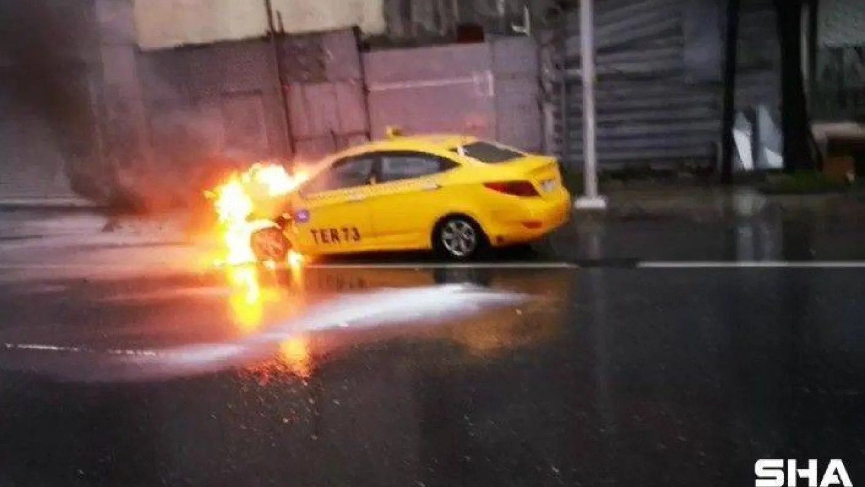 (Özel) Sultangazi'de seyir halindeki ticari taksi alev alev yandı