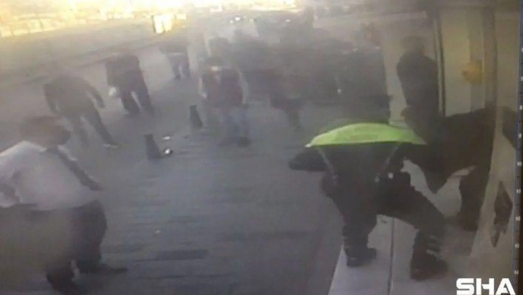 (Özel) Taksim'de banka şubesine giren bıçaklı saldırganın etkisiz hale getirdiği anlar kamerada